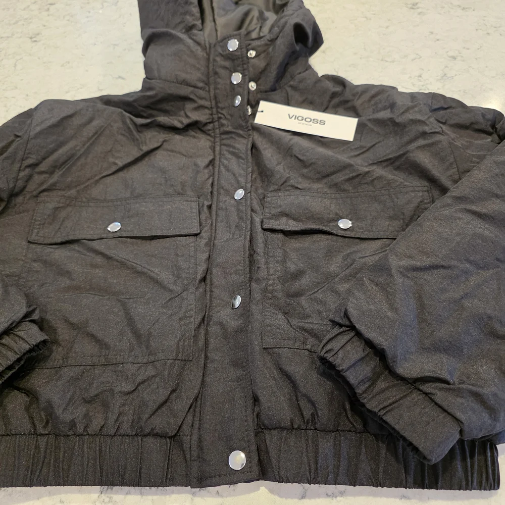 Vigoss Cropped Puffer Hooded Jacket Black Size Large NWT!